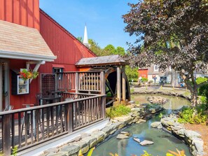 Outdoor dining - Close to Mystic Aquarium + Dining, Pool & Spa (Groton)