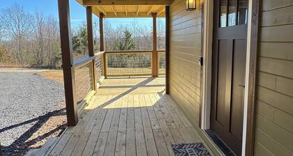 Magnolia Overlook -3BR/2BA Downtown Mena - 1/2 acre, Wraparound Porch with Views