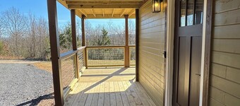 Magnolia Overlook -3BR/2BA Downtown Mena - 1/2 acre, Wraparound Porch with Views