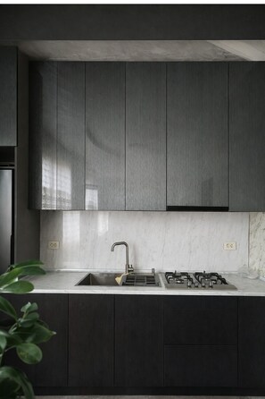 Réfrigérateur, four à micro-ondes, un four, surface de cuisson
