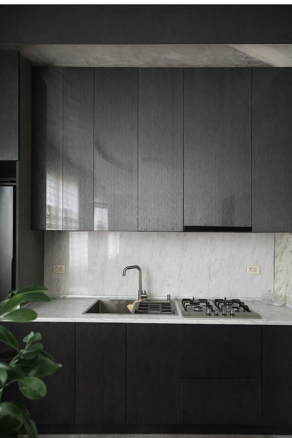 Refrigerador, microondas, horno y parrilla de estufa 
