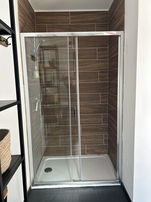 Douche, sèche-cheveux