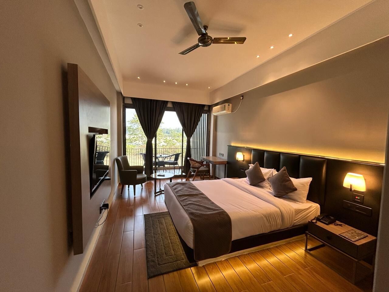 Deluxe-Doppelzimmer, Flussblick | Laptopgeeigneter Arbeitsplatz, kostenloses WLAN