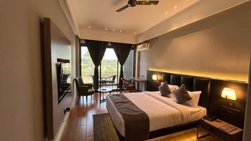 Deluxe-Doppelzimmer, Flussblick | Laptopgeeigneter Arbeitsplatz, kostenloses WLAN