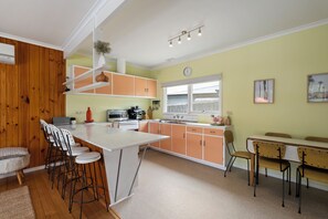 Fridge, microwave, oven, stovetop - Retro Charlies Beach House (Rye)