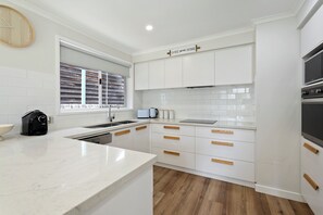 Fridge, microwave, oven, stovetop - La Laurentina - Coastal Comfort Just Moments from McCrae Beach (Rosebud)