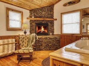 Interior - 8 minutes from Pigeon Forge Tn/ Hot Tub/Jacuzzi Tub/ Wifi (Sevierville)