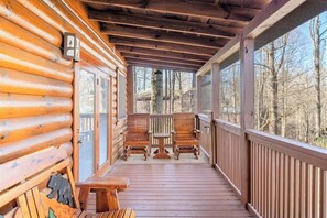 Terrace/patio - 8 minutes from Pigeon Forge Tn/ Hot Tub/Jacuzzi Tub/ Wifi (Sevierville)