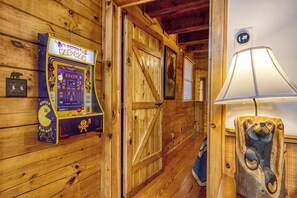 Games room - 8 minutes from Pigeon Forge Tn/ Hot Tub/Jacuzzi Tub/ Wifi (Sevierville)