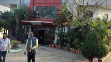 المنشأة من الخارج