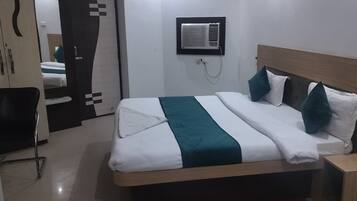Deluxe Double Room, City View | Pemandangan dari bilik