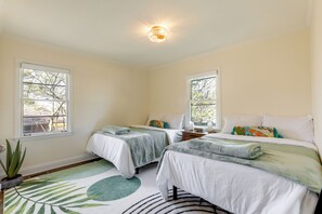 House (3 Bedrooms) | Interior - Easy Access to Atlantas Best! Home w/ Yard & Deck (Atlanta)