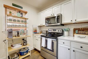 House (3 Bedrooms) | Interior - Easy Access to Atlantas Best! Home w/ Yard & Deck (Atlanta)