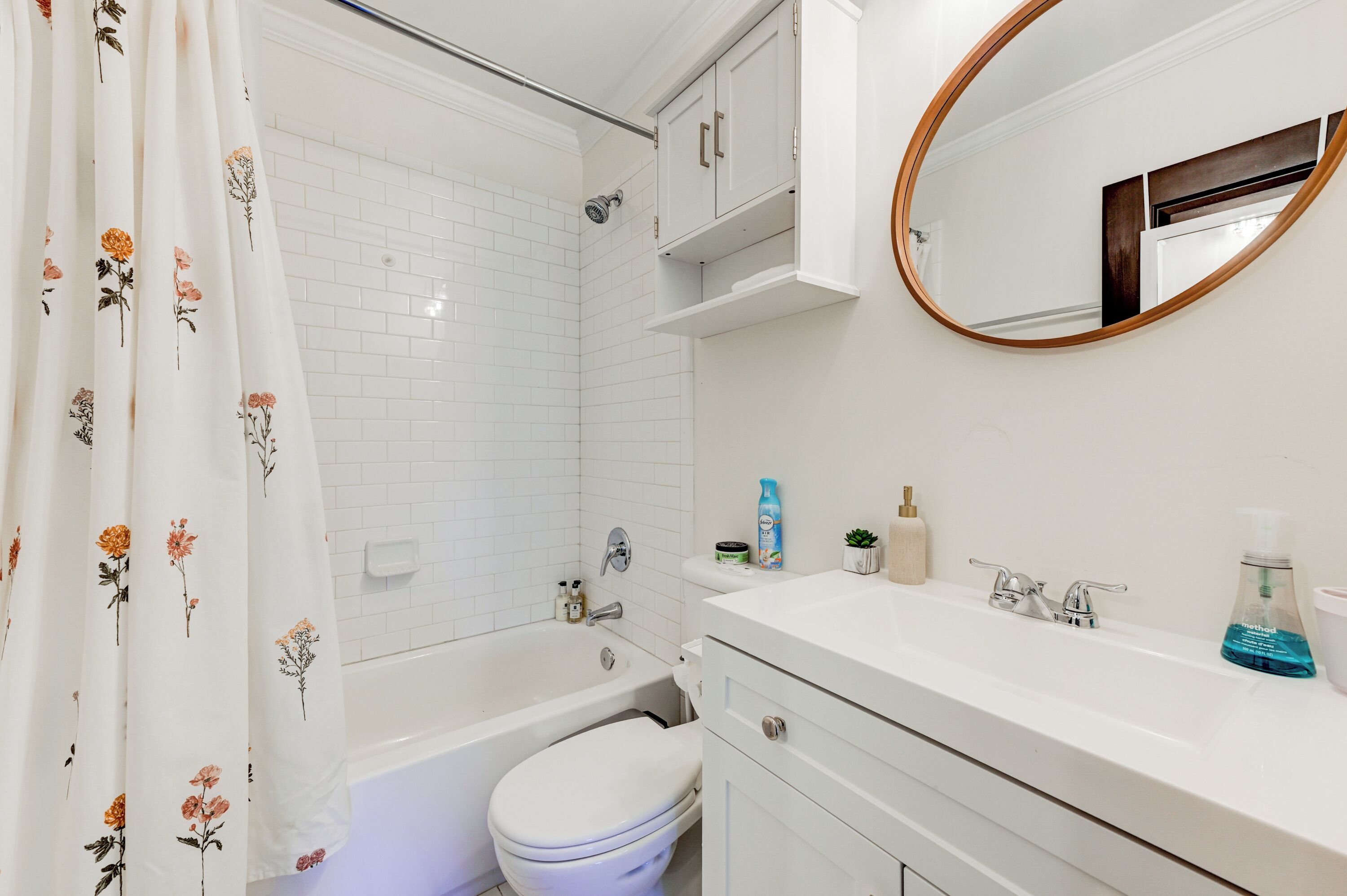 A bathroom with a bathtub, toilet, and sink.