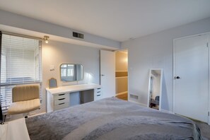 Interior - Fully Renovated! Walkable Old Town Condo (Scottsdale)