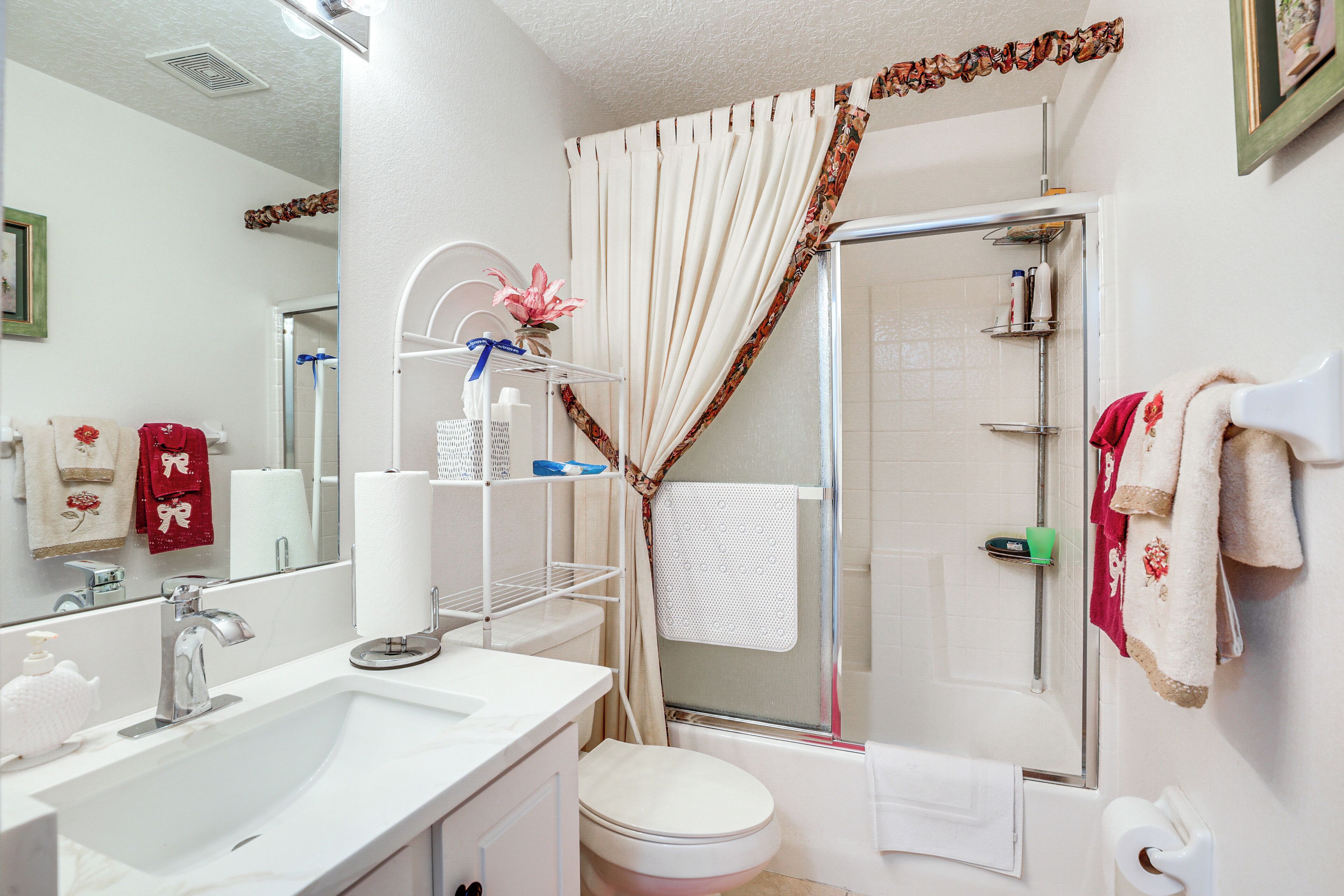 Ein Badezimmer mit Waschbecken, Toilette, Dusche und Spiegel.