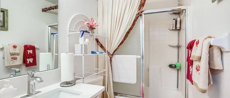 Ein Badezimmer mit Waschbecken, Toilette, Dusche und Spiegel.