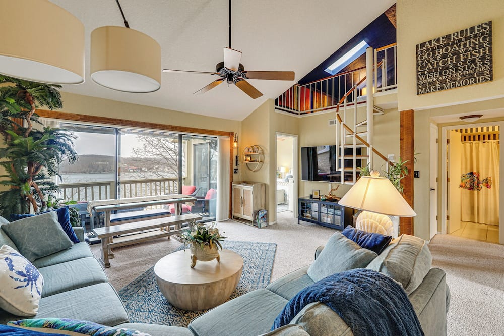 180 Main Channel View! Poolside Apt in Osage Beach
