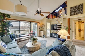 Interior - 180 Main Channel View! Poolside Apt in Osage Beach (Osage Beach)