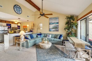 Interior - 180 Main Channel View! Poolside Apt in Osage Beach (Osage Beach)
