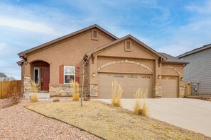 House (4 Bedrooms) | Interior - Near Powers Corridor & Bases! Spacious Family Home (Colorado Springs)