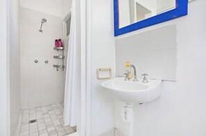 Serviettes fournies, savon, papier toilette