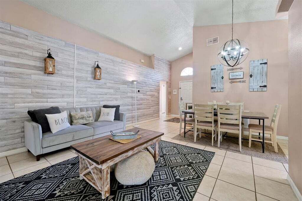 TV connectée, livres, chaîne hi-fi