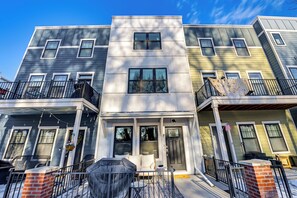 Front of property - Steps to River & Norms Island! Pet-friendly Haven (Billings)