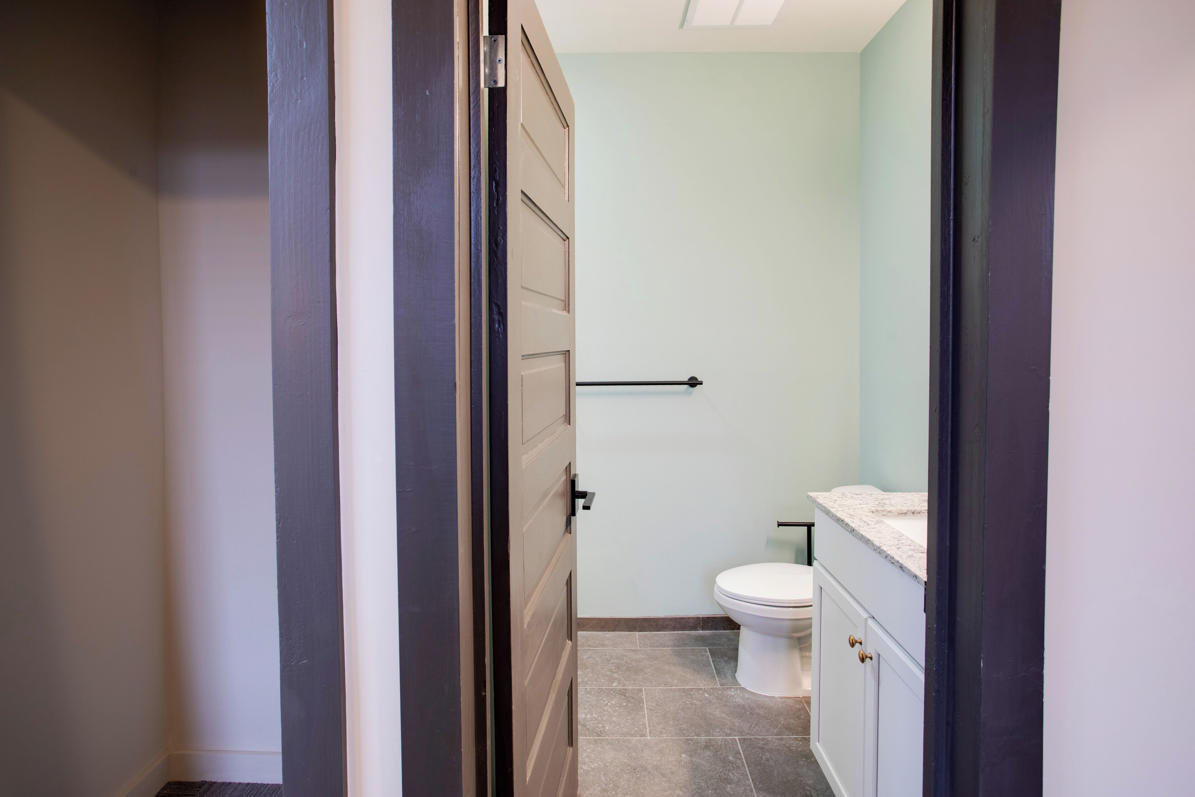 Une salle de bain avec des toilettes, un lavabo et un meuble de rangement.