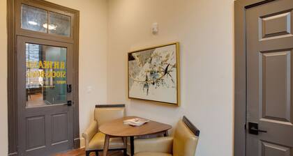 Near Med Centers: Historic Apt in Dtwn Florence!