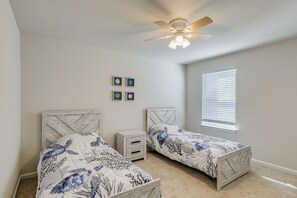 House (5 Bedrooms) | Interior - Shuttle to the Beach! Spacious Home in Millville (Millville)