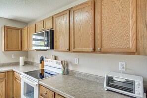 Interior - 'sea La Vie' Coastal Getaway Steps From the Beach (Waveland)