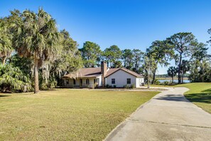 Interior - Lake Smith Getaway w/ Dock: Families Welcome! (Umatilla)