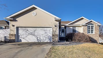 House (4 Bedrooms) | Front of property