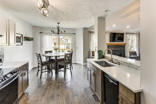 Spacious & Family Friendly! Lincoln Home w/ Deck