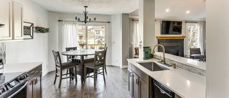 House (4 Bedrooms) | Interior