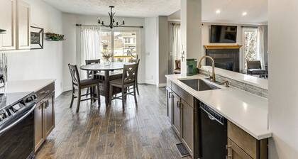 Spacious & Family Friendly! Lincoln Home w/ Deck