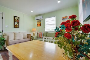 Interior - Peaceful Tiny Home Getaway Near Bowie Trade Days (Bowie)