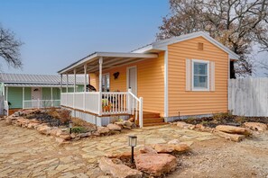 Interior - Peaceful Tiny Home Getaway Near Bowie Trade Days (Bowie)