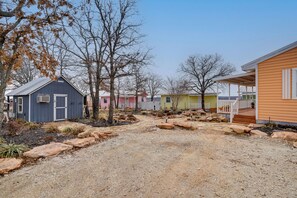 Interior - Peaceful Tiny Home Getaway Near Bowie Trade Days (Bowie)