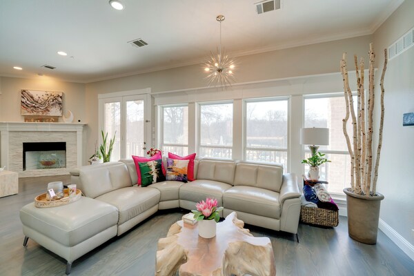 Near Joe Pool Lake! Luxe Getaway W/ Shared Pool - Arlington, TX