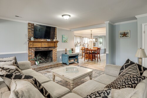 Family & Pet Friendly! Home 6 Mi to Surfside Beach