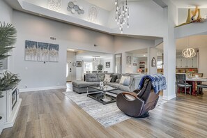 Interior - Private 1-acre Hideaway, 2 Mi to Joe Pool Lake! (Grand Prairie)