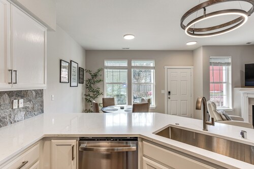 Bright & Modern! Family Home 11 Mi to Dtwn Tacoma