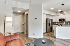 House (3 Bedrooms) | Interior - Bright & Modern! Family Home 11 Mi to Dtwn Tacoma (Tacoma)