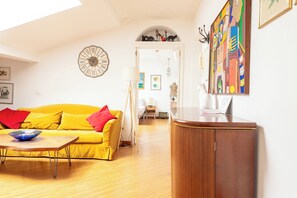 TV, books - Sarpi 8 - Bright Bohemian Loft (Milano)