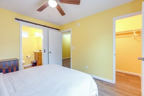 A bedroom with a bed, a ceiling fan, and a wardrobe. - Explore Downtown Ashland! Cozy + New Apartment (Ashland)