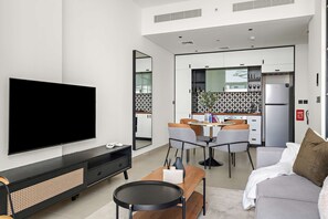 2 bedrooms, Internet - Silkhaus Stylish 2bdr Emaar Tower Near Mall (Dubai)