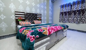 Phòng đôi Deluxe, quang cảnh thành phố | Bàn, truy cập Internet không dây miễn phí 