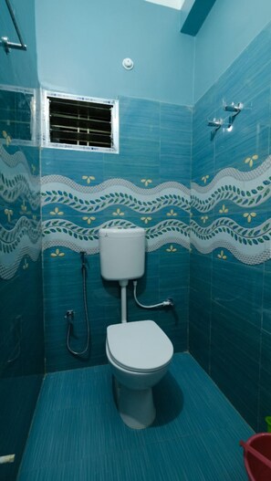 Deluxe Double Room, City View | Bilik Mandi | Pancuran mandi, kelengkapan dandanan diri percuma, tuala disediakan